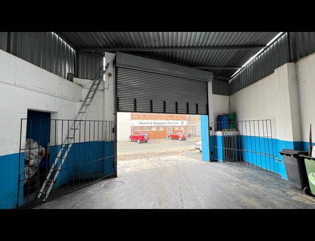 1,660M² WAREHOUSE FOR SALE IN VILLAGE DEEP